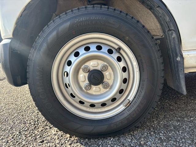 ハイゼットカーゴ ＤＸ【パートタイム４ＷＤ／禁煙車】【衝突被害軽減／車線逸脱】　【前後コーナーセンサー／オートヘッドライト】【パワーウィンドウ／キーレスエントリー】【電動格納ドアミラー／ヘッドライトレベライザー】【２０２４年式ＹＯＫＯＨＡＭＡスタッドレスタイヤ装着車】（35枚目）