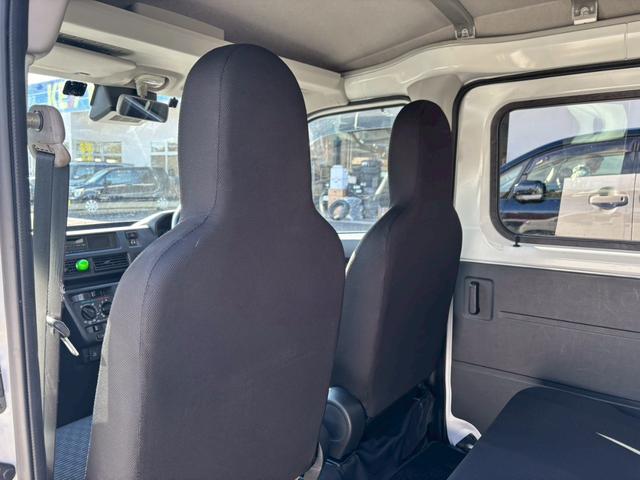 ハイゼットカーゴ ＤＸ【パートタイム４ＷＤ／禁煙車】【衝突被害軽減／車線逸脱】　【前後コーナーセンサー／オートヘッドライト】【パワーウィンドウ／キーレスエントリー】【電動格納ドアミラー／ヘッドライトレベライザー】【２０２４年式ＹＯＫＯＨＡＭＡスタッドレスタイヤ装着車】（44枚目）