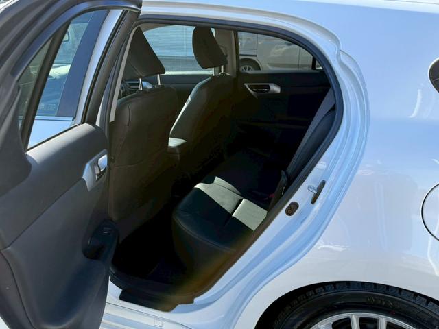 ご納車前のボディガラスコーティングやポリマーコーティングも専門の業者によるクオリティの高いコーティングを低価格にてご提供しております♪下廻りの防錆塗装【鎧】も施行可能ですのでご相談下さい♪