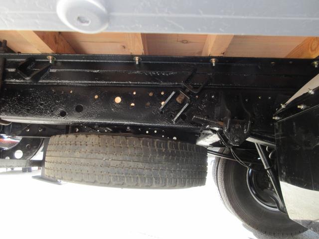 ヒノレンジャー ２．０５ｔ　タダノ５段セルフクレーン　ラジコン　フックイン　荷台木製板張り　ベッド付（27枚目）