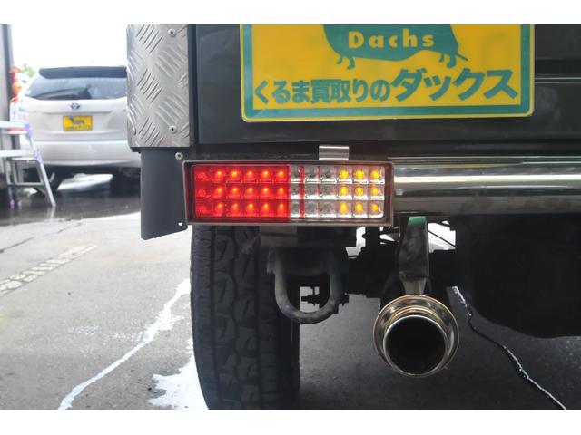 ジムニー フィッシングマスター　修復歴無し／４ＷＤ／５ＭＴ／色替全塗装／社外リモコンドアロック／ＨＫＳマフラー／社外ＬＥＤバルブ／社外ステアリング／社外１６インチアルミ／Ｂｌｕｅｔｏｏｔｈ／ＣＤ／純正ステアリング有／リヤ縞板パネル／（64枚目）