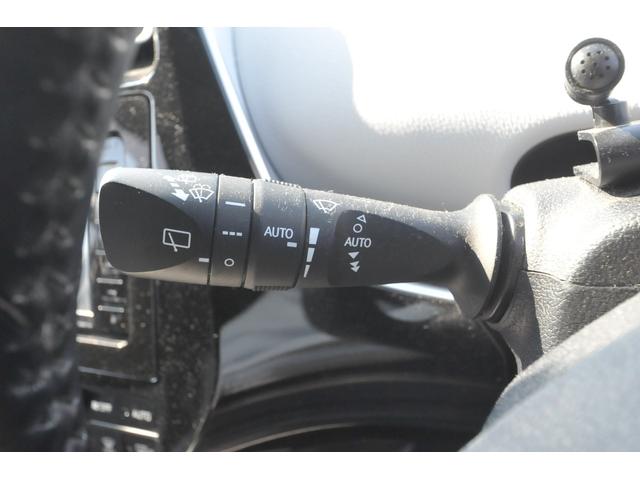 プリウス Aプレミアム ツーリングセレクション 全国1年保証付き/修復歴無し/4WD/白本革パワーシート/前席シートヒーター/BSM/巻込警報付ソナー/純正リモートスタート/TSS-P/全車速追従クルーズ/HUD/車線逸脱抑制/ナノイー/寒冷地仕様(25枚目)