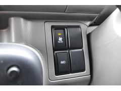 当社は全車、運輸局指定工場にて分解整備を施工した上で納車させて頂いております。「ユーザー車検」等とは違い、国に定められた分解整備記録簿を発行し、添付させて頂いておりますのでご安心してお乗り頂けます♪ 5