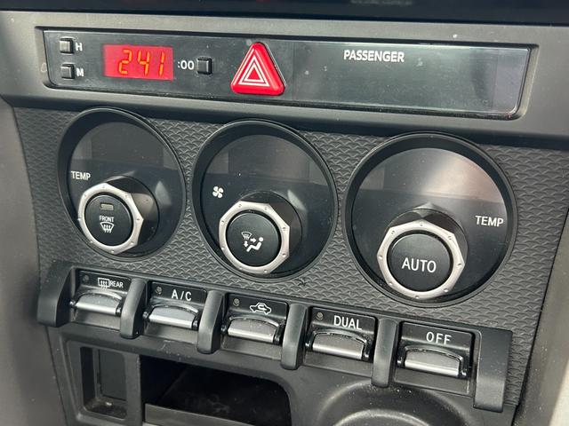 ＢＲＺ Ｓ【デジタルインナーミラー型ドラレコ】【トランスクポイラー】　【ＳＤナビ／バックカメラ／フルセグＴＶ／ブルートゥース】【ハーフレザーシート／シートヒーター】【ＨＩＤオートライト／フォグ】【純正１７インチアルミ／スタッドレス】【スマートキー／プッシュスタート】（17枚目）