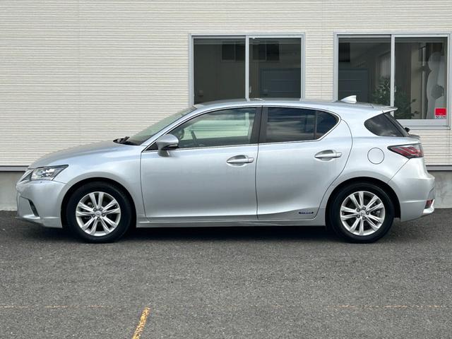 ＣＴ ＣＴ２００ｈ　バージョンＣ【ハイブリッド】【禁煙車】　【電動黒革シート／シートヒーター】【２０２４年製タイヤ】【メーカーナビ／バックカメラ／ブルーレイ／Ｂｌｕｅｔｏｏｔｈ／フルセグＴＶ】【ＬＥＤライト／ＬＥＤフォグ】【追従クルコン／コーナーセンサー】（28枚目）