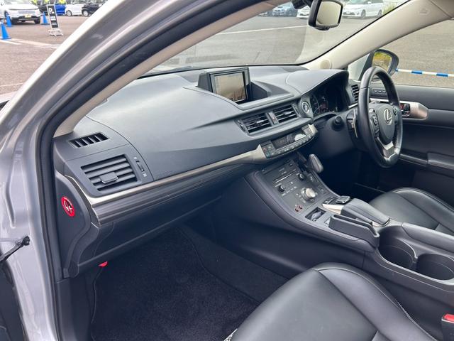 ＣＴ ＣＴ２００ｈ　バージョンＣ【ハイブリッド】【禁煙車】　【電動黒革シート／シートヒーター】【２０２４年製タイヤ】【メーカーナビ／バックカメラ／ブルーレイ／Ｂｌｕｅｔｏｏｔｈ／フルセグＴＶ】【ＬＥＤライト／ＬＥＤフォグ】【追従クルコン／コーナーセンサー】（35枚目）