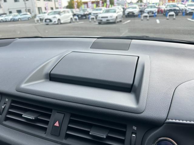 ＣＴ ＣＴ２００ｈ　バージョンＣ【ハイブリッド】【禁煙車】　【電動黒革シート／シートヒーター】【２０２４年製タイヤ】【メーカーナビ／バックカメラ／ブルーレイ／Ｂｌｕｅｔｏｏｔｈ／フルセグＴＶ】【ＬＥＤライト／ＬＥＤフォグ】【追従クルコン／コーナーセンサー】（55枚目）