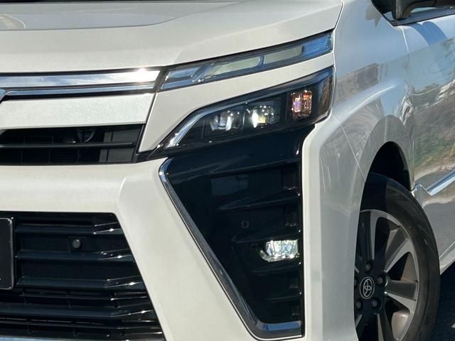 ヴォクシー ZS 煌II【4WD寒冷地仕様】【後期型】【冬&夏タイヤ】 【12型フリップダウンモニター/10型ナビ】【エンジンスターター】【両側電動スライド】【リアオートエアコン】【ワンオーナー禁煙車】【バックカメラ/フルセグTV/ブルートゥース】【クルコン/衝突軽減】(23枚目)