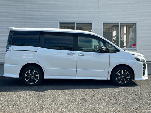 ヴォクシー ZS 煌II【4WD寒冷地仕様】【後期型】【冬&夏タイヤ】 【12型フリップダウンモニター/10型ナビ】【エンジンスターター】【両側電動スライド】【リアオートエアコン】【ワンオーナー禁煙車】【バックカメラ/フルセグTV/ブルートゥース】【クルコン/衝突軽減】(28枚目)