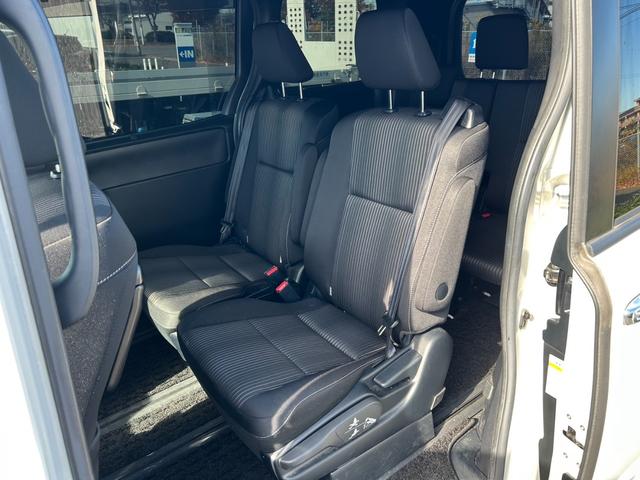 ヴォクシー ZS 煌II【4WD寒冷地仕様】【後期型】【冬&夏タイヤ】 【12型フリップダウンモニター/10型ナビ】【エンジンスターター】【両側電動スライド】【リアオートエアコン】【ワンオーナー禁煙車】【バックカメラ/フルセグTV/ブルートゥース】【クルコン/衝突軽減】(41枚目)