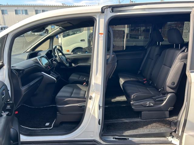 ヴォクシー ZS 煌II【4WD寒冷地仕様】【後期型】【冬&夏タイヤ】 【12型フリップダウンモニター/10型ナビ】【エンジンスターター】【両側電動スライド】【リアオートエアコン】【ワンオーナー禁煙車】【バックカメラ/フルセグTV/ブルートゥース】【クルコン/衝突軽減】(43枚目)