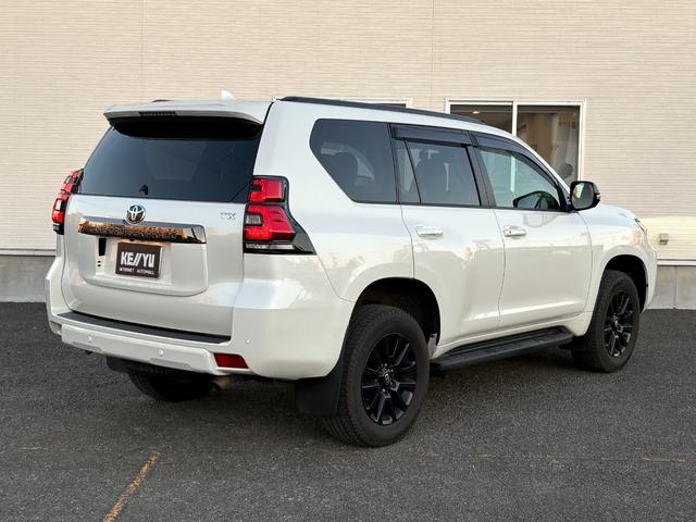 ランドクルーザープラド ＴＸ　Ｌパッケージ　７０ｔｈアニバーサリーリミテッド　７人乗　【４ＷＤディーゼル】後期【ワンオーナー禁煙車】【パノラミックビューモニター／メーカーナビ】【茶革シート／ベンチレーションシート】【専用１８インチ黒アルミ／ルーフレール】【追従クルコン】【前後ドラレコ】（4枚目）