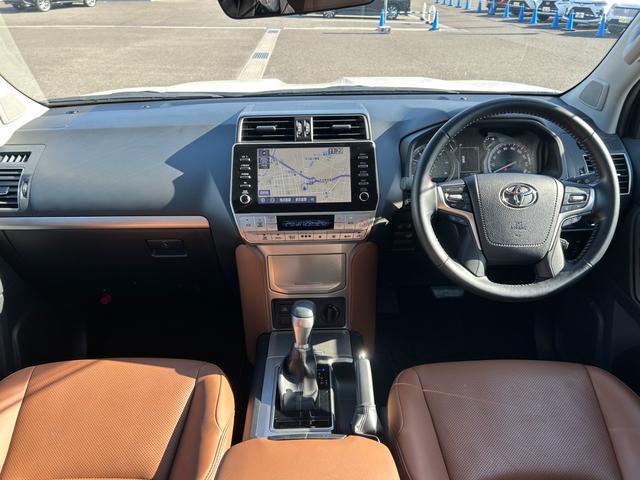 ランドクルーザープラド ＴＸ　Ｌパッケージ　７０ｔｈアニバーサリーリミテッド　７人乗　【４ＷＤディーゼル】後期【ワンオーナー禁煙車】【パノラミックビューモニター／メーカーナビ】【茶革シート／ベンチレーションシート】【専用１８インチ黒アルミ／ルーフレール】【追従クルコン】【前後ドラレコ】（32枚目）