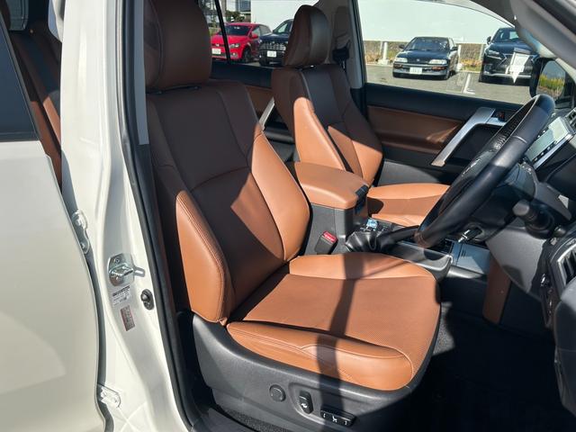 ランドクルーザープラド ＴＸ　Ｌパッケージ　７０ｔｈアニバーサリーリミテッド　７人乗　【４ＷＤディーゼル】後期【ワンオーナー禁煙車】【パノラミックビューモニター／メーカーナビ】【茶革シート／ベンチレーションシート】【専用１８インチ黒アルミ／ルーフレール】【追従クルコン】【前後ドラレコ】（33枚目）