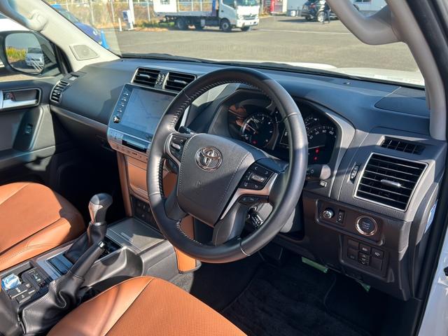 ランドクルーザープラド ＴＸ　Ｌパッケージ　７０ｔｈアニバーサリーリミテッド　７人乗　【４ＷＤディーゼル】後期【ワンオーナー禁煙車】【パノラミックビューモニター／メーカーナビ】【茶革シート／ベンチレーションシート】【専用１８インチ黒アルミ／ルーフレール】【追従クルコン】【前後ドラレコ】（34枚目）