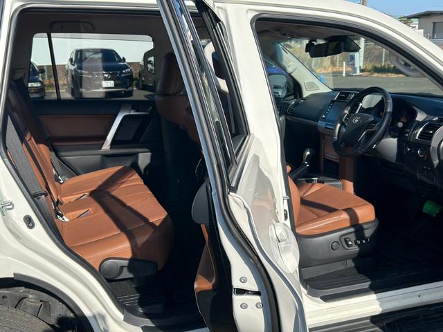 ランドクルーザープラド ＴＸ　Ｌパッケージ　７０ｔｈアニバーサリーリミテッド　７人乗　【４ＷＤディーゼル】後期【ワンオーナー禁煙車】【パノラミックビューモニター／メーカーナビ】【茶革シート／ベンチレーションシート】【専用１８インチ黒アルミ／ルーフレール】【追従クルコン】【前後ドラレコ】（38枚目）