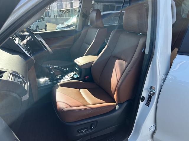 ランドクルーザープラド ＴＸ　Ｌパッケージ　７０ｔｈアニバーサリーリミテッド　７人乗　【４ＷＤディーゼル】後期【ワンオーナー禁煙車】【パノラミックビューモニター／メーカーナビ】【茶革シート／ベンチレーションシート】【専用１８インチ黒アルミ／ルーフレール】【追従クルコン】【前後ドラレコ】（39枚目）