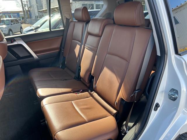 ランドクルーザープラド ＴＸ　Ｌパッケージ　７０ｔｈアニバーサリーリミテッド　７人乗　【４ＷＤディーゼル】後期【ワンオーナー禁煙車】【パノラミックビューモニター／メーカーナビ】【茶革シート／ベンチレーションシート】【専用１８インチ黒アルミ／ルーフレール】【追従クルコン】【前後ドラレコ】（41枚目）