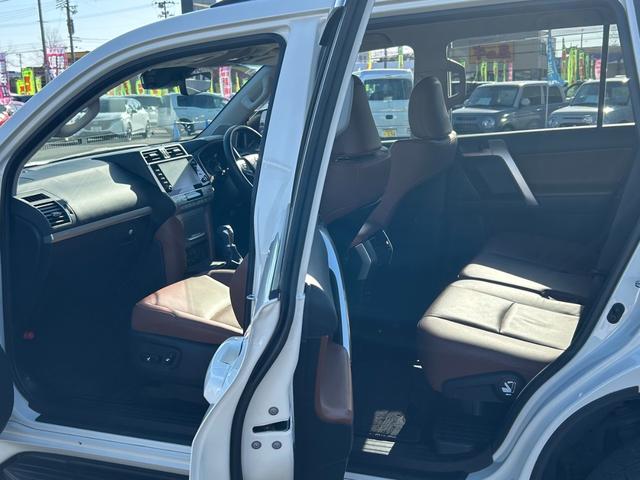 ランドクルーザープラド ＴＸ　Ｌパッケージ　７０ｔｈアニバーサリーリミテッド　７人乗　【４ＷＤディーゼル】後期【ワンオーナー禁煙車】【パノラミックビューモニター／メーカーナビ】【茶革シート／ベンチレーションシート】【専用１８インチ黒アルミ／ルーフレール】【追従クルコン】【前後ドラレコ】（42枚目）