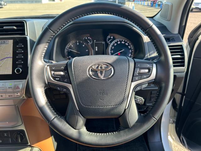 ランドクルーザープラド ＴＸ　Ｌパッケージ　７０ｔｈアニバーサリーリミテッド　７人乗　【４ＷＤディーゼル】後期【ワンオーナー禁煙車】【パノラミックビューモニター／メーカーナビ】【茶革シート／ベンチレーションシート】【専用１８インチ黒アルミ／ルーフレール】【追従クルコン】【前後ドラレコ】（47枚目）