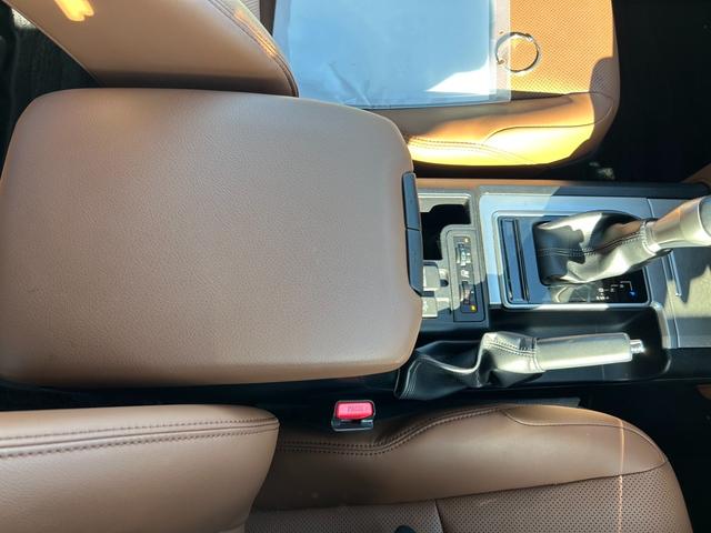 ランドクルーザープラド ＴＸ　Ｌパッケージ　７０ｔｈアニバーサリーリミテッド　７人乗　【４ＷＤディーゼル】後期【ワンオーナー禁煙車】【パノラミックビューモニター／メーカーナビ】【茶革シート／ベンチレーションシート】【専用１８インチ黒アルミ／ルーフレール】【追従クルコン】【前後ドラレコ】（56枚目）