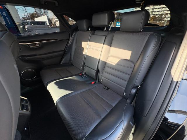 ＮＸ ＮＸ２００ｔ　Ｆスポーツ【４ＷＤ】【禁煙車】【サンルーフ】　【マークレビンソン】【ＲＸ用２０インチアルミ】【メーカーナビ／バックカメラ／ブルーレイ】【３眼ＬＥＤライト】【電動黒革シートベンチレーションシート】【衝突軽減／車線逸脱／追従クルコン】電動リアゲート（35枚目）