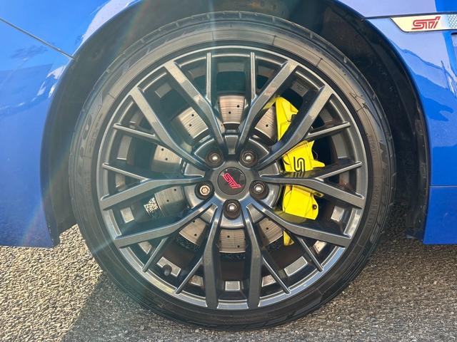 WRX STI STI タイプS【後期型】【6速MT】【大型スポイラー】 【イエローキャリパー/STi19インチアルミ/ビルシュタインショック】【8インチナビ/バックカメラ/フルセグTV/ブルートゥース】【シートヒーター/ハーフレザーシート】【LEDライト/LEDビーム】(12枚目)
