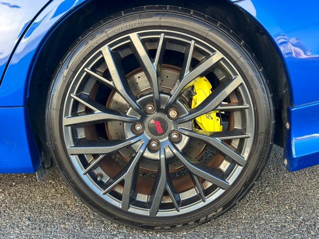 WRX STI STI タイプS【後期型】【6速MT】【大型スポイラー】 【イエローキャリパー/STi19インチアルミ/ビルシュタインショック】【8インチナビ/バックカメラ/フルセグTV/ブルートゥース】【シートヒーター/ハーフレザーシート】【LEDライト/LEDビーム】(60枚目)