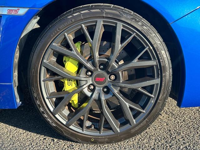 WRX STI STI タイプS【後期型】【6速MT】【大型スポイラー】 【イエローキャリパー/STi19インチアルミ/ビルシュタインショック】【8インチナビ/バックカメラ/フルセグTV/ブルートゥース】【シートヒーター/ハーフレザーシート】【LEDライト/LEDビーム】(62枚目)