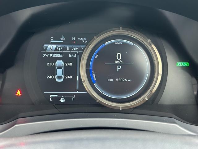 IS IS300h Fスポーツ【ハイブリッド4WD】【1オーナー】 【BSM/追従クルコン/衝突軽減/車線逸脱警告】【メーカーナビ/バックカメラ/フルセグTV/ブルートゥース】【電動黒革ベンチレーションシート/ステアヒーター】【LEDライト】【純正18AW】(12枚目)