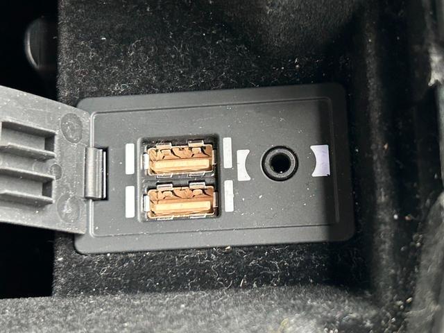 IS IS300h Fスポーツ【ハイブリッド4WD】【1オーナー】 【BSM/追従クルコン/衝突軽減/車線逸脱警告】【メーカーナビ/バックカメラ/フルセグTV/ブルートゥース】【電動黒革ベンチレーションシート/ステアヒーター】【LEDライト】【純正18AW】(23枚目)