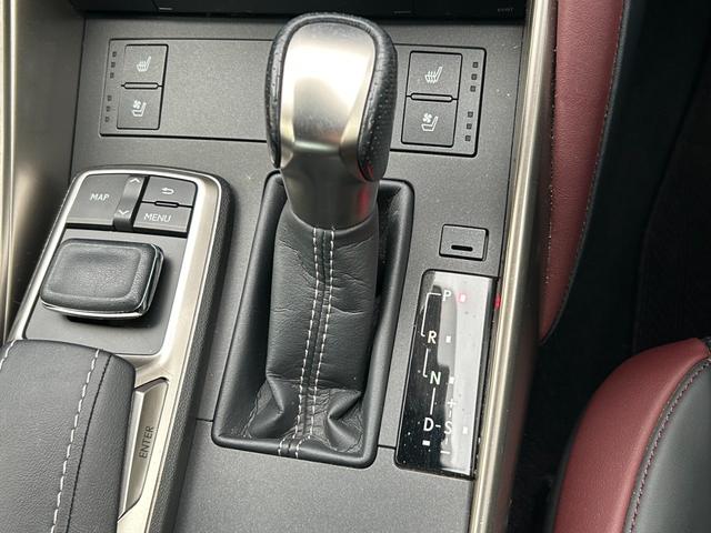 IS IS300h Fスポーツ【ハイブリッド4WD】【1オーナー】 【BSM/追従クルコン/衝突軽減/車線逸脱警告】【メーカーナビ/バックカメラ/フルセグTV/ブルートゥース】【電動黒革ベンチレーションシート/ステアヒーター】【LEDライト】【純正18AW】(24枚目)