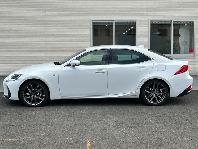 IS IS300h Fスポーツ【ハイブリッド4WD】【1オーナー】 【BSM/追従クルコン/衝突軽減/車線逸脱警告】【メーカーナビ/バックカメラ/フルセグTV/ブルートゥース】【電動黒革ベンチレーションシート/ステアヒーター】【LEDライト】【純正18AW】(39枚目)