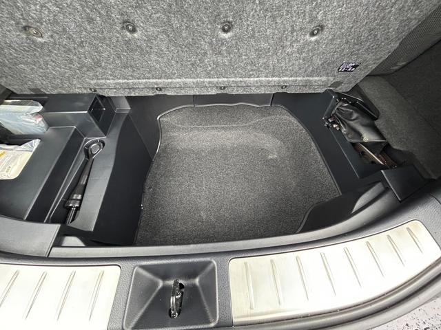 ハリアーハイブリッド プレミアム　メタル　アンド　レザーパッケージ【４ＷＤ】後期型　【モデリスタエアロ／グリル】【ＡＬＰＩＮＥ１０インチナビ】【エンジンスターター】【電動黒革ベンチレーションシート】【追従クルコン／衝突軽減／車線逸脱】【電動リアゲート】【ＬＥＤライト／シーケンシャル】（61枚目）