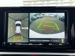 【全周囲カメラ】カメラが右も左にも前にも付いているのですから。クルマの真上から擬似的に自分のクルマを俯瞰して見られるから、駐車枠や隣のクルマなど周囲との位置関係がとてもよくわかり、駐車しやすいです。 4