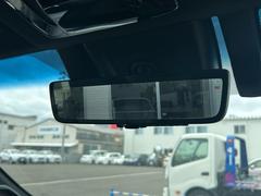 【デジタルインナーミラー】乗員、ヘッドレスト、積載物などでさえぎられがちなルームミラーの後方視界をクリアに保ちます。車室内の状況にかかわらず、車両後方にあるカメラの画像をルームミラーに映し出します。 5