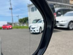 【ＢＳＭ】隣の車線を走る車両をレーダーで検知し、ドアミラーでは確認しにくい後側方エリアに存在する車両に加えて、急接近してくる車両を検知するとドアミラーに搭載されたＬＥＤインジケーターが点灯します。 4