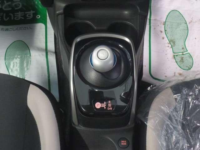 ノート １．２　ｅ－ＰＯＷＥＲ　Ｘ　Ｖセレクション　社外メモリーナビ　アラウンドカメラ　運転席助手席エアバック　エアバッグ　衝突被害軽減装置　イモビライザー　ＬＥＤヘッドライト　パワーウインドウ　レーンアシスト　ＥＴＣ　アルミホイール　スマートキー　フルオートエアコン（7枚目）