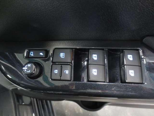 もちろんパワーウインドウ＆電動ドアミラーの格納スイッチ付きです！