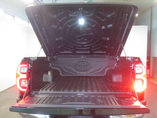 荷台ベット部はこんなに広々！お仕事はもちろんアウトドアにももってこいの装備でハードトノカバーまで付いてます★