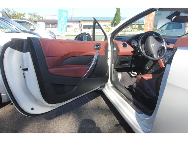 ３０８ ＣＣ　グリフ　後期　１．６Ｌターボ　デイライト　バリオルーフオープンカー　本革シート　左ハンドル　禁煙車　ＥＴＣ　車検整備２年付き　ネックヒーター　シートヒーター（13枚目）