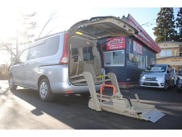 セレナ チェアキャブリフタータイプ 4WD 両側パワースライドドア 電動バックドア ETC 後席フリップダウンモニター 禁煙車 福祉車両 5ナンバーサイズ 3年間走行無制限保証 車検整備2年付き Bカメラ(2枚目)