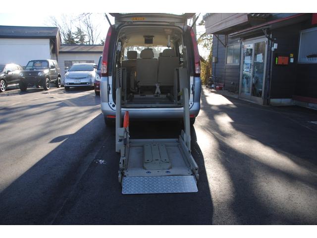 セレナ チェアキャブリフタータイプ 4WD 両側パワースライドドア 電動バックドア ETC 後席フリップダウンモニター 禁煙車 福祉車両 5ナンバーサイズ 3年間走行無制限保証 車検整備2年付き Bカメラ(3枚目)