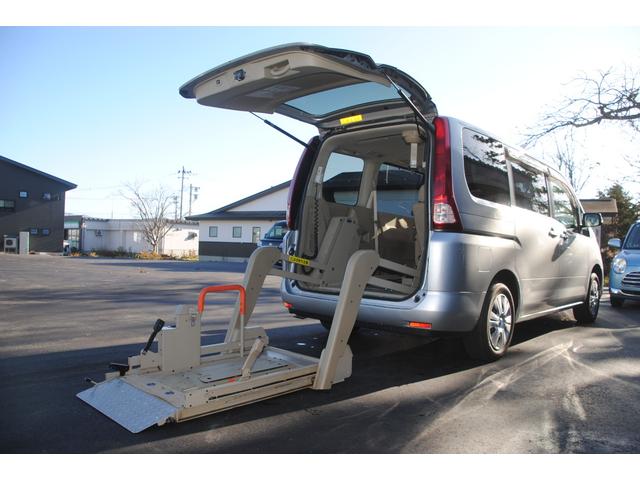 セレナ チェアキャブリフタータイプ 4WD 両側パワースライドドア 電動バックドア ETC 後席フリップダウンモニター 禁煙車 福祉車両 5ナンバーサイズ 3年間走行無制限保証 車検整備2年付き Bカメラ(4枚目)