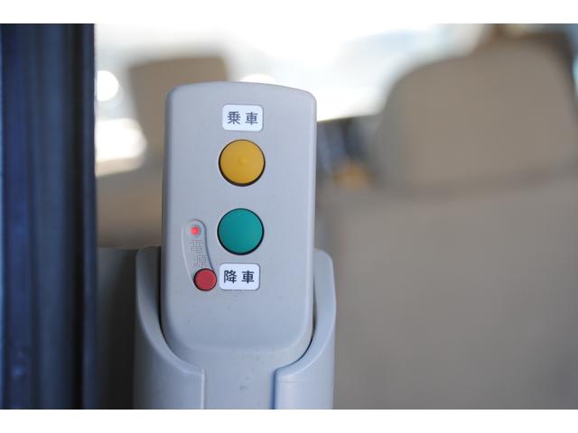 セレナ チェアキャブリフタータイプ 4WD 両側パワースライドドア 電動バックドア ETC 後席フリップダウンモニター 禁煙車 福祉車両 5ナンバーサイズ 3年間走行無制限保証 車検整備2年付き Bカメラ(7枚目)