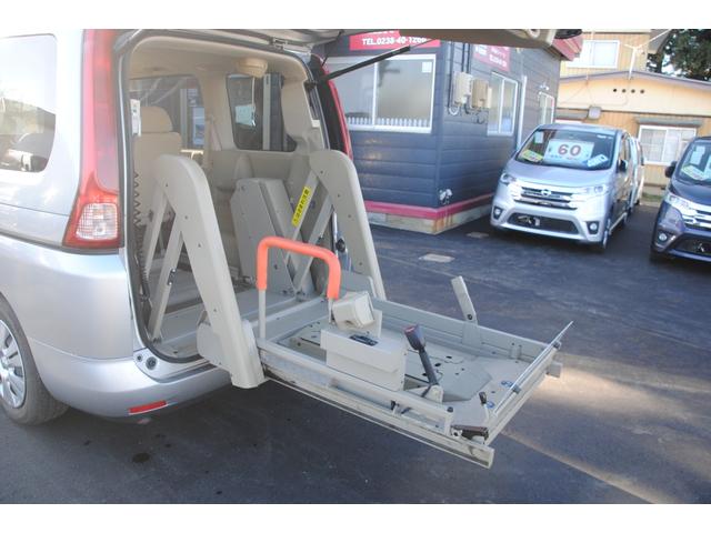 セレナ チェアキャブリフタータイプ 4WD 両側パワースライドドア 電動バックドア ETC 後席フリップダウンモニター 禁煙車 福祉車両 5ナンバーサイズ 3年間走行無制限保証 車検整備2年付き Bカメラ(8枚目)