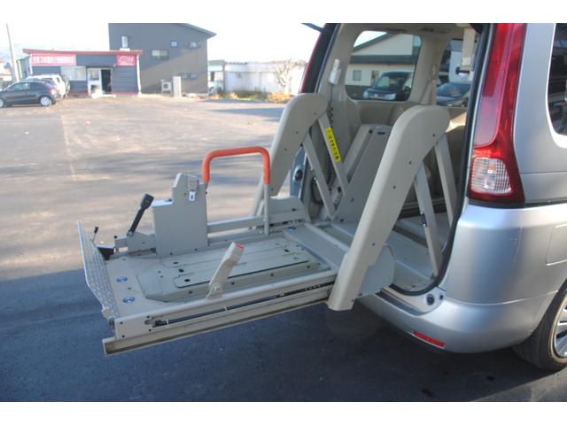 セレナ チェアキャブリフタータイプ 4WD 両側パワースライドドア 電動バックドア ETC 後席フリップダウンモニター 禁煙車 福祉車両 5ナンバーサイズ 3年間走行無制限保証 車検整備2年付き Bカメラ(9枚目)
