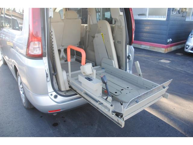 セレナ チェアキャブリフタータイプ 4WD 両側パワースライドドア 電動バックドア ETC 後席フリップダウンモニター 禁煙車 福祉車両 5ナンバーサイズ 3年間走行無制限保証 車検整備2年付き Bカメラ(10枚目)