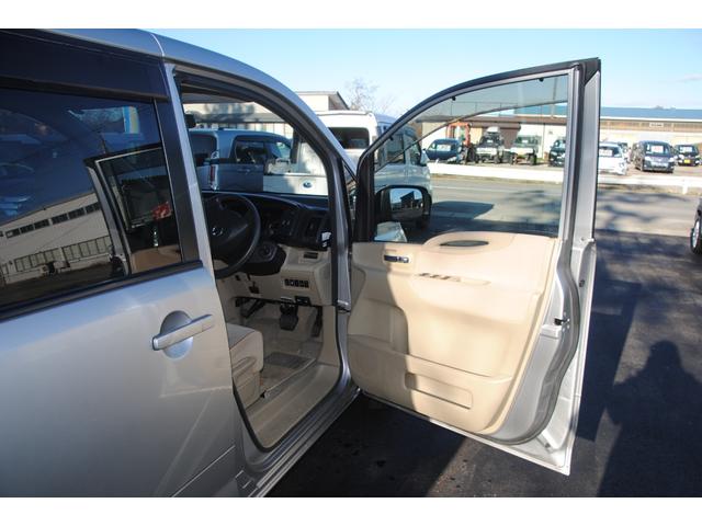 セレナ チェアキャブリフタータイプ 4WD 両側パワースライドドア 電動バックドア ETC 後席フリップダウンモニター 禁煙車 福祉車両 5ナンバーサイズ 3年間走行無制限保証 車検整備2年付き Bカメラ(30枚目)