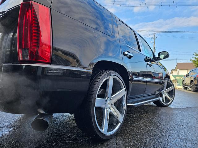 キャデラックエスカレード 新車並行 AWD 車検令和9年6月4日 ギブソンマフラー 社外AW NEWタイヤ VIPERセキュリティー(12枚目)